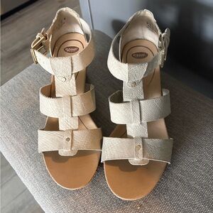 Dr. Scholls light tan platform size 7